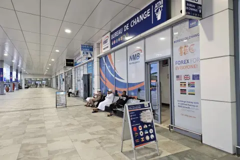 Na Zanzibarze, aby wymienić walutę, możesz skorzystać z biura NMB Bank. Na tablicy widnieje kurs USD, GBP, EUR i innych walut.