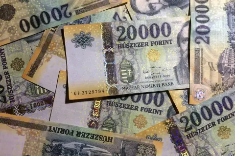 Węgry: jaka waluta? Na zdjęciu banknoty 20 000 forintów.