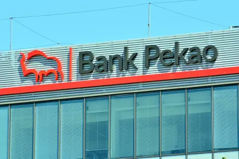 Zastanawiasz się, jak zamknąć konto w Pekao SA? Budynek banku z charakterystycznym logo żubra i napisem "Bank Pekao" na tle błękitnego nieba.
