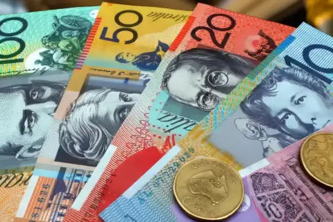 Australijskie banknoty o nominałach 10, 20, 50 i 100 dolarów, a także monety. To jest aud, jaka to waluta.