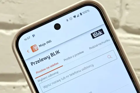 Ekran telefonu z aplikacją Moje ING, widoczny jest panel "Przelewy BLIK" z opcją "Przelew na telefon".