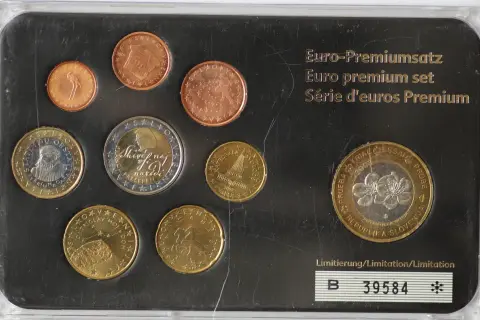 Zestaw monet euro ze Słowenii, pokazujący, że słowenia jaka waluta używa euro. Monety z 2007 roku.