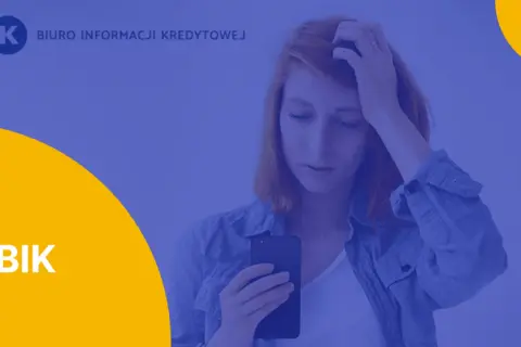Zmartwiona kobieta z telefonem w dłoni. Zastanawia się, co ile aktualizuje się BIK.