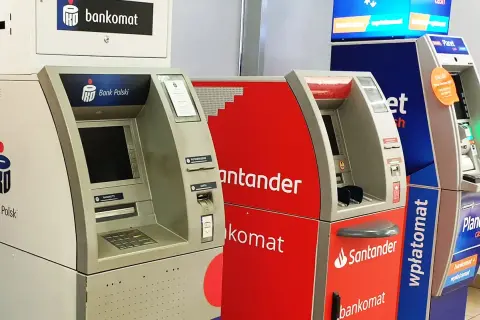 Szukasz miejsca, gdzie wpłacić pieniądze? Na zdjęciu bankomaty Banku Polskiego, Santander i Planet Cash.
