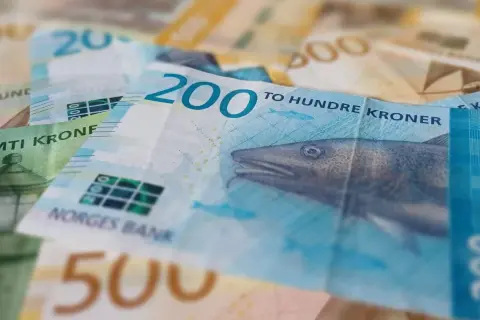 Norweskie banknoty 200 koron z wizerunkiem ryby, wydane przez Norges Bank.