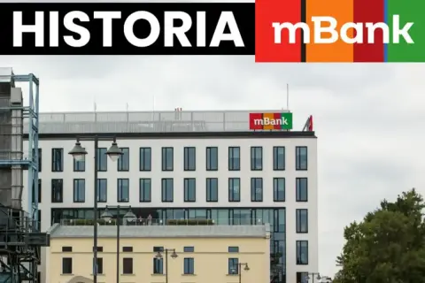 Budynek z logo mBank, gdzie historia banku jest widoczna na fasadzie.