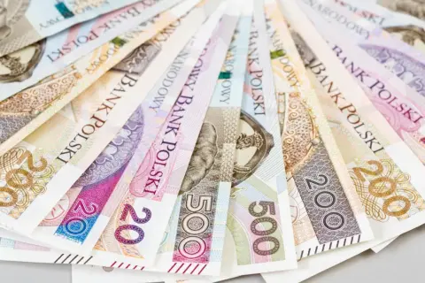 Złotówki ułożone wachlarzowo. Widoczne nominały 200 i 500 zł. Idealne, gdy szukasz miejsca, gdzie dają pożyczki każdemu.