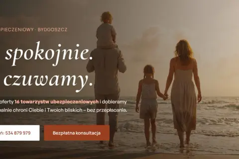 Rodzina na plaży o zachodzie słońca, tekst o ubezpieczeniach.