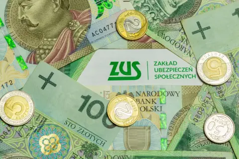 Polskie banknoty i monety z logo ZUS.