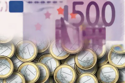 Belgia, jak wiele krajów UE, używa euro. Na zdjęciu monety i banknot 500 euro.