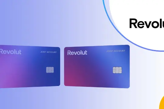 Dwie karty Revolut z napisem "JOINT ACCOUNT" w gradientowych kolorach fioletu i niebieskiego. Idealne do wspólnych przelewów.