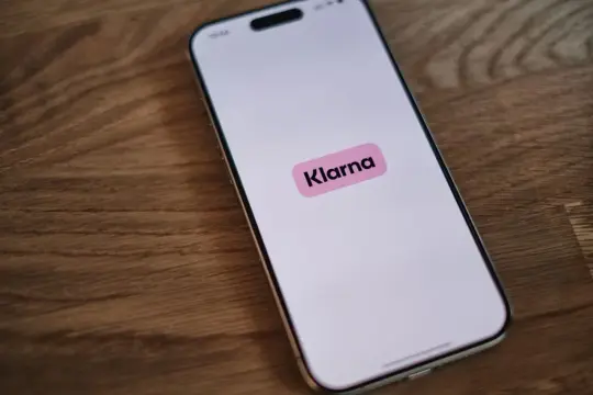 Smartfon z logo Klarna na ekranie. Sprawdzam swój klarna limit, by wiedzieć, na co mnie stać.