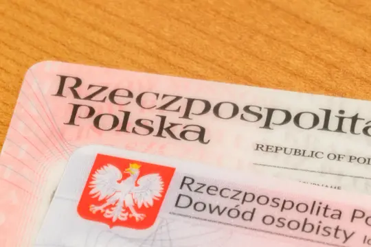 Dowód osobisty i paszport Rzeczypospolitej Polskiej. Dokumenty te są niezbędne do weryfikacji tożsamości, zgodnie z wymogami ustawy AML.
