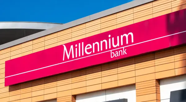 Znak banku Millennium na elewacji budynku. Gdzie znajdę swój numer IBAN Millenium?