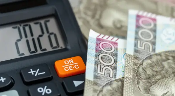 Kalkulator pokazuje 2026, obok polskie banknoty 500 zł. Czy to odpowiedź na pytanie, ile wynosi fundusz socjalny na jednego pracownika?