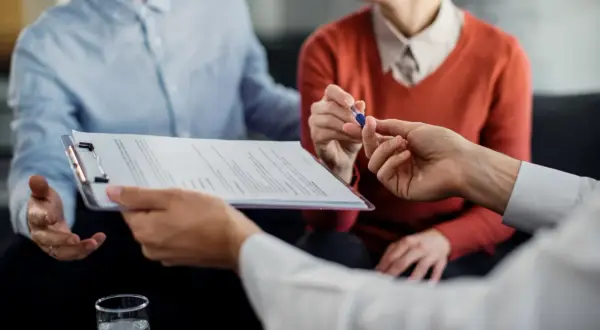 Para wiedzą, jak liczyć 14 dni na odstąpienie od umowy pożyczki, podpisując dokumenty.