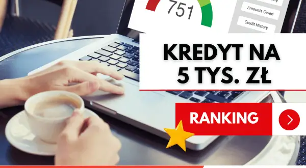 Kobieta pracuje na laptopie, obok filiżanka kawy. Na ekranie widać wskaźnik oceny kredytowej i napis "Kredyt na 5 tys. zł".