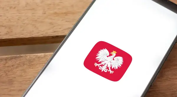 Smartfon z ikoną mObywatel. Dowiedz się, jak założyć mObywatel przez bank, by mieć cyfrowy dowód i inne dokumenty zawsze przy sobie.