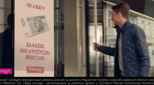 Mężczyzna wchodzi do banku Millennium, gdzie reklama informuje: "100 zł raty za każde 5000 zł pożyczki". Czy bank sam pobiera raty kredytu Millennium?