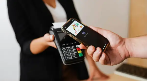 Płatność zbliżeniowa telefonem. Dowiedz się, jak włączyć NFC w telefonie, by płacić szybko i wygodnie.