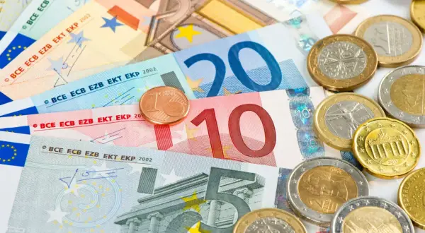 Euro banknoty i monety, w tym 1 cent. Malta, jako członek strefy euro, używa tej waluty.