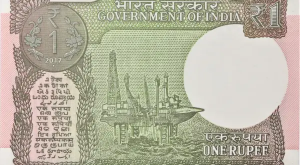Indyjska waluta to rupia. Na banknocie jednorupowym z 2017 roku widnieje platforma wiertnicza.