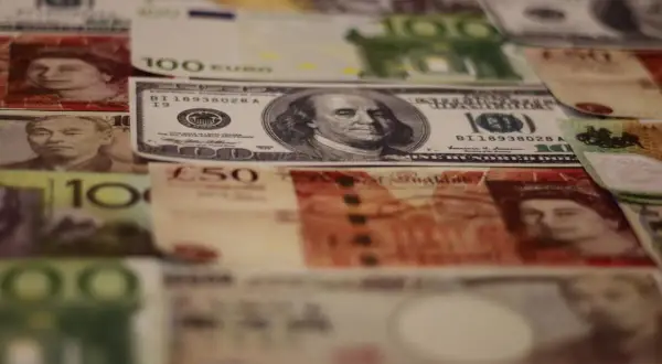 Różne waluty świata: dolar amerykański, euro, funt brytyjski i inne. Jaka to waluta? To bogactwo możliwości!