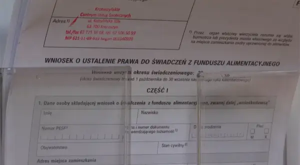 Wniosek o ustalenie prawa do świadczeń z funduszu alimentacyjnego. Dokument zawiera pola do wypełnienia, które pomogą w ustaleniu, jak obliczyć kryterium dochodowe do funduszu alimentacyjnego.