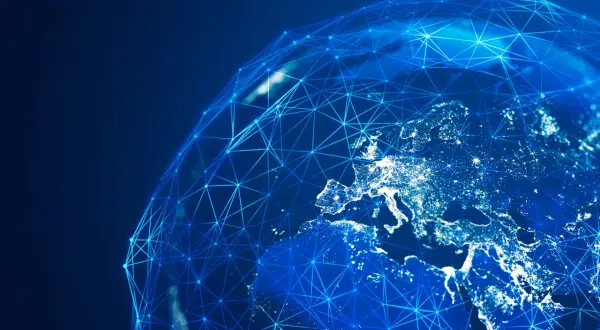 Sieć połączeń oplatająca Europę nocą, symbolizująca globalne transakcje i bezpieczeństwo, jak w przypadku iban bnp paribas.