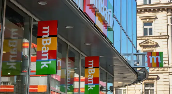 Logo mBank na budynku. Dowiedz się, jak sprawdzić numer konta w aplikacji mBank.