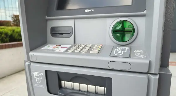 Bankomat mBank z klawiaturą i terminalem kart. Zastanawiasz się, ile można wypłacić z bankomatu mbank? Sprawdź to przy najbliższej okazji.