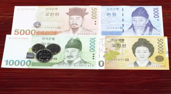 Koreanska wony: banknoty 1000, 5000, 10000 i 50000, a także monety 500 i 100.