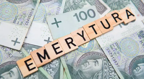 Litery układają słowo "EMERYTURA" na tle polskich banknotów. Fundusz emerytur pomostowych to wsparcie dla osób pracujących w szczególnych warunkach.