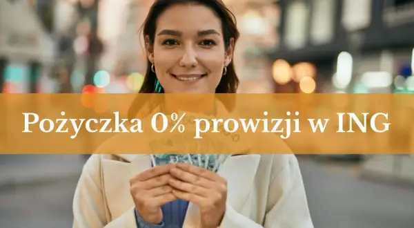 Uśmiechnięta kobieta trzyma banknoty. Gdzie wziąć pożyczkę? Pożyczka 0% prowizji w ING.