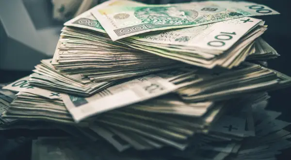 Stos banknotów 100 zł, jakby ktoś dostał pożyczkę pod weksel.