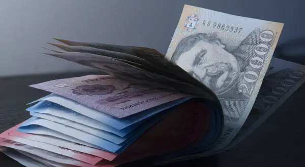 Stos banknotów, w tym 20 000 forintów, pokazuje, jaka waluta na Węgrzech jest w obiegu.