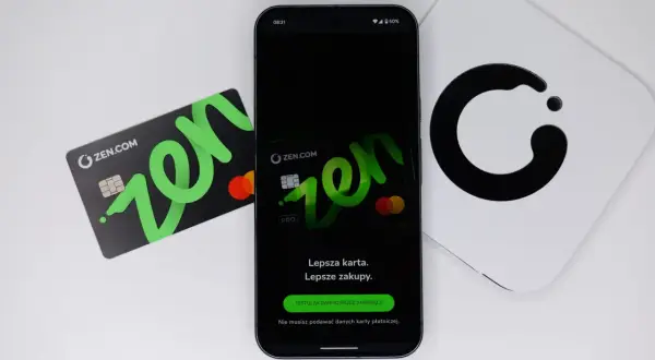Karta ZEN obok telefonu z aplikacją. Czy to lepsza alternatywa dla Revolut? Lepsza karta, lepsze zakupy.