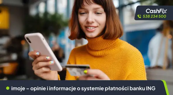 Młoda kobieta z kartą płatniczą i telefonem. Dowiedz się, co to imoje, system płatności banku ING.