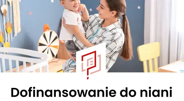 Kobieta trzyma uśmiechniętego chłopca w pokoju dziecięcym.