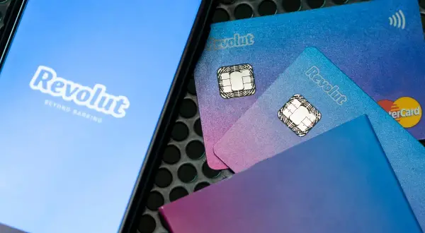 Telefon z logo Revolut i karty płatnicze. Możliwość płatności Revolut Pay Later ułatwia zakupy.