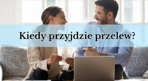 Para rozmawia o finansach, analizując rachunki i laptopa. Czekają na przelew tradycyjny.