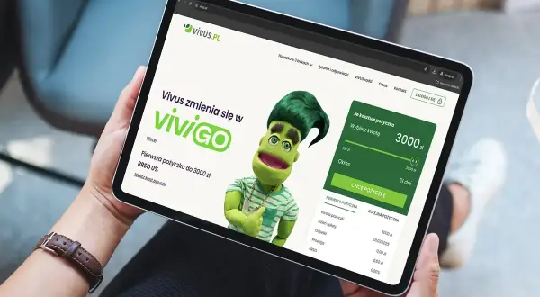 Na tablecie wyświetla się strona vivus.pl z ofertą pożyczki. Zielona postać z włosami zachęca do skorzystania z oferty, gdzie vivus gdzie jest haczyk? RRSO 0% na pierwszą pożyczkę do 3000 zł.