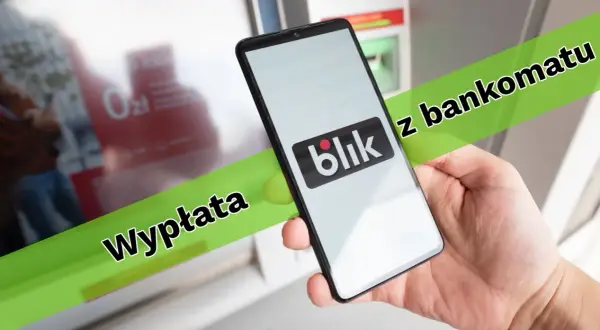 Jak wypłacić pieniądze z bankomatu Blikiem? Smartfon z logo Blik w dłoni przed bankomatem.