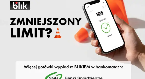 Ręka trzyma smartfon z potwierdzeniem wypłaty BLIKIEM. Obok pomarańczowe pachołki. Zwiększ limit wypłat BLIKIEM w bankomatach SGB.