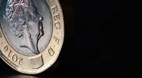 Moneta z wizerunkiem królowej Elżbiety II, symbolizująca jaka waluta w Wielkiej Brytanii. Rok 2016.