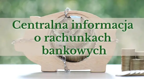 Drewniana skarbonka w kształcie świnki wypełniona monetami, z napisem "Centralna informacja o rachunkach bankowych".