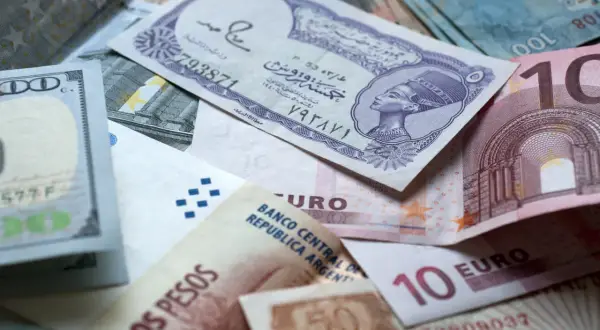 Na banknocie z Nefertiti widać, jaka waluta w Egipcie, obok euro i pesos.