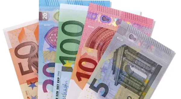 Banknoty euro o nominałach 5, 10, 20, 50 i 100. Jaka waluta w Słowacji? Euro.