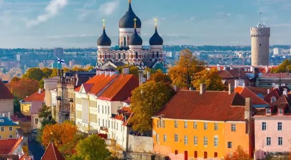 Widok na zabytkowe budynki i cerkiew w Tallinnie, Estonia, jesienią.