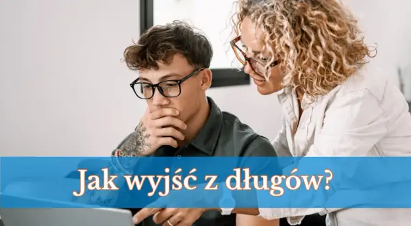 Młody mężczyzna z tatuażami i kobieta analizują dane na laptopie. Pytanie "Jak wyjść z długów?" pojawia się na ekranie, sugerując poszukiwanie rozwiązania problemu finansowego.